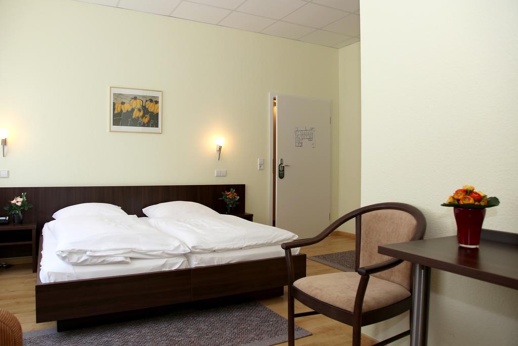 Hotel Am Charlottenplatz Esslingen am Neckar Esterno foto