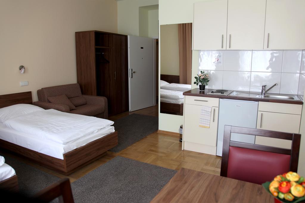 Hotel Am Charlottenplatz Esslingen am Neckar Esterno foto